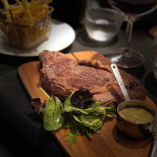 Une entrecôte grillée, salade et sauce