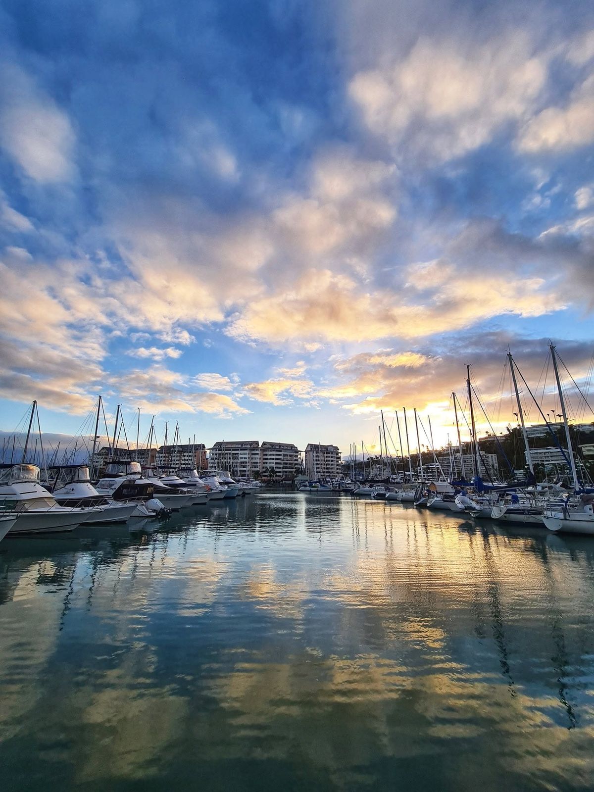 La marina au coucher du soleil, vue du 3 Mâts
