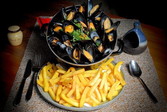 Une cocotte de moules et ses frites