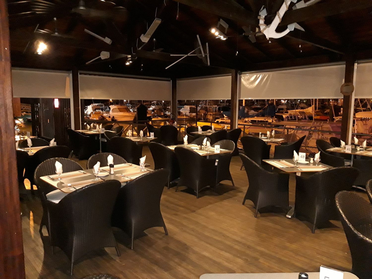 La salle du restaurant, le soir